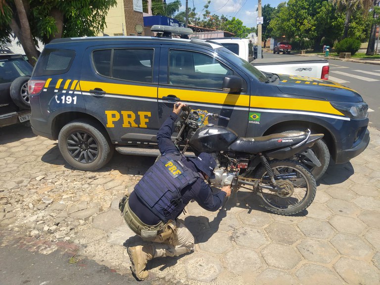 PRF encontra motocicleta adulterada e condutor foge em Santa Luz