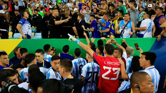 Brasil perde para a Argentina em noite de confusão no Maracanã