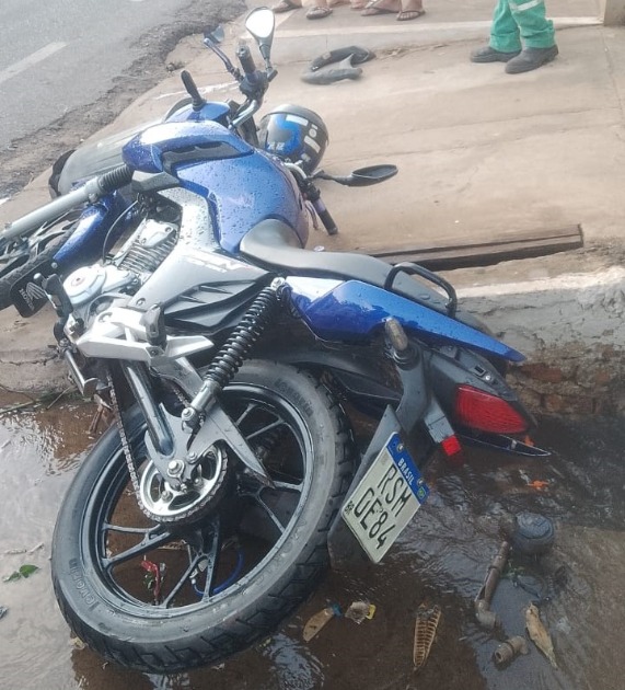 Homem de 40 anos morre após bater a cabeça no meio-fio em acidente de moto na cidade de Corrente