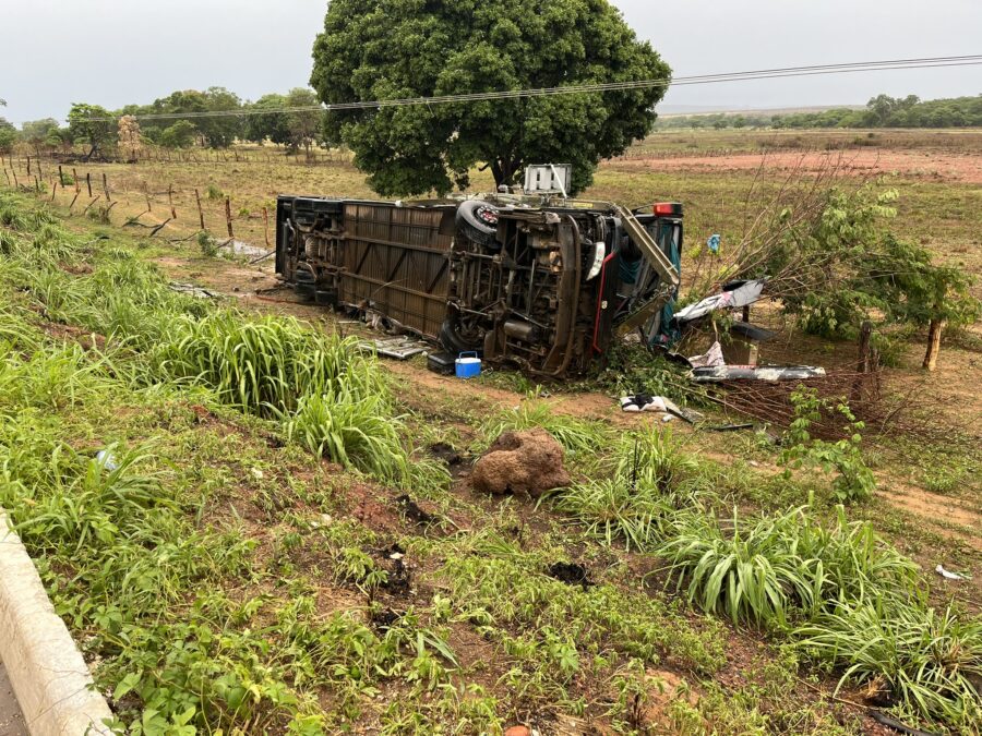 Ônibus tomba com 28 passageiros na BR-135 em Bom Jesus, Sul do Piauí