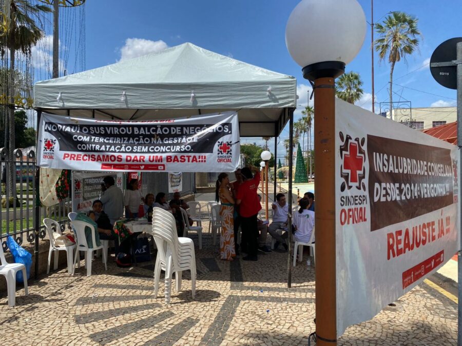 Servidores públicos do Piauí acampam em frente ao Palácio de Karnak