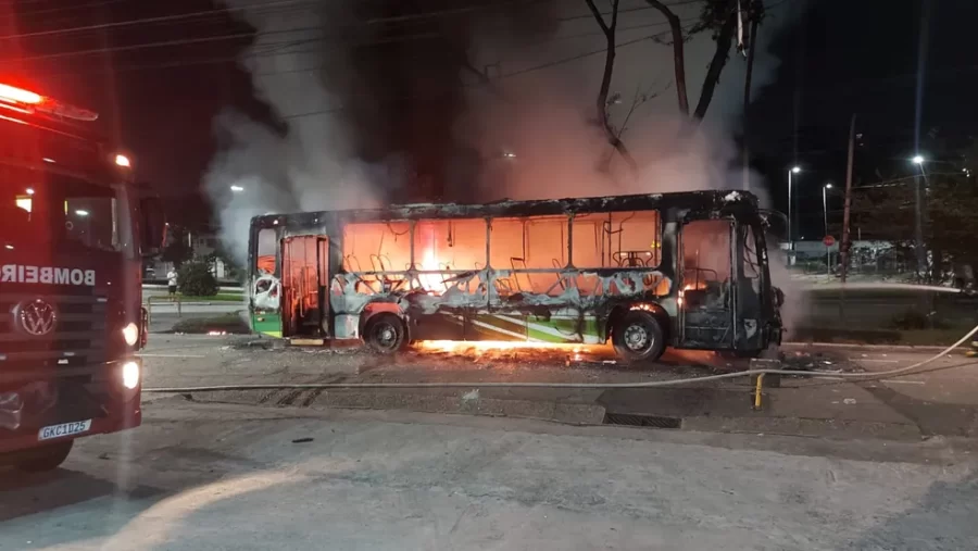 Santos vive madrugada de terror, bombas e veículos incendiados após rebaixamento