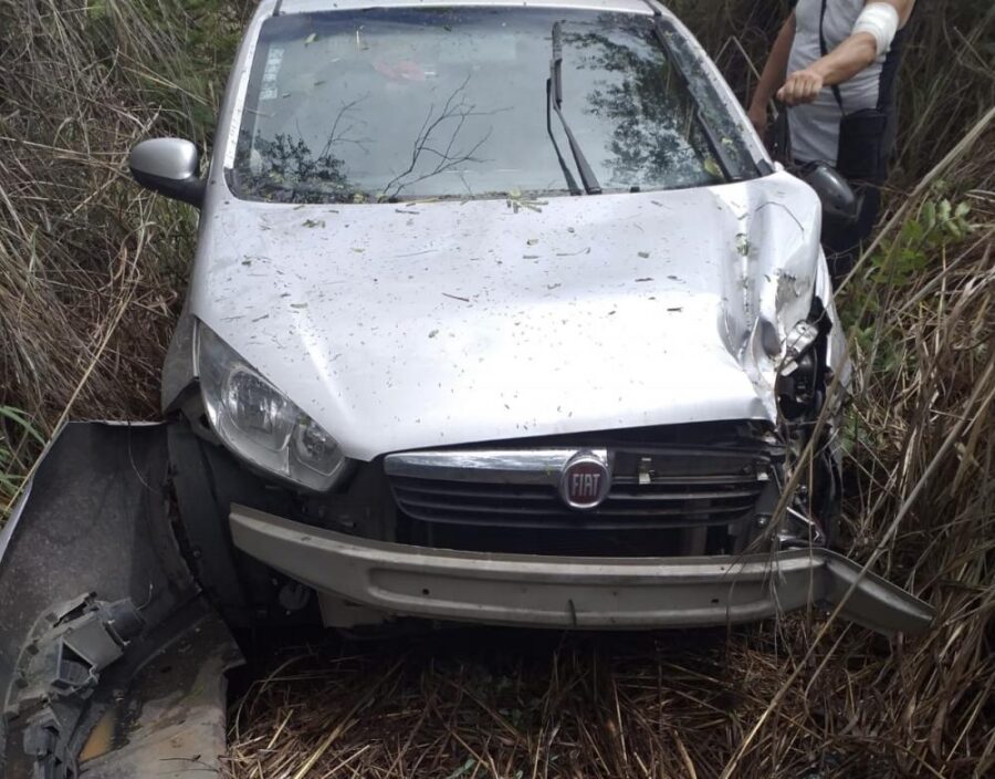 BR-135: Motorista perde controle de veículo e tomba na descida da Serra em São Gonçalo