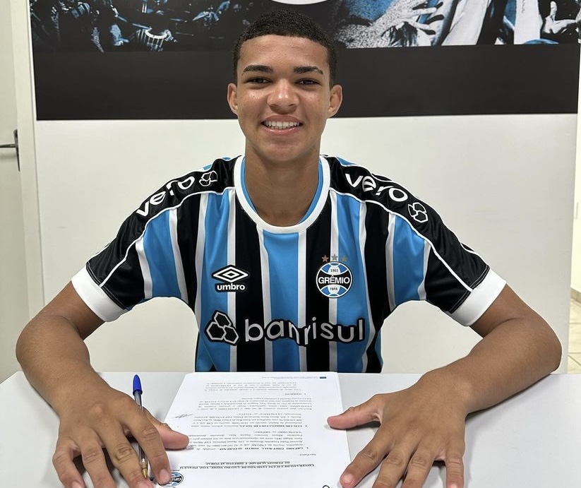 Jovem de Sebastião Barros assina contrato profissional com o Grêmio