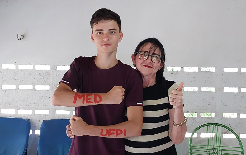Ex-padeiro de 19 anos é aprovado em medicina na UFPI e realiza sonho da mãe