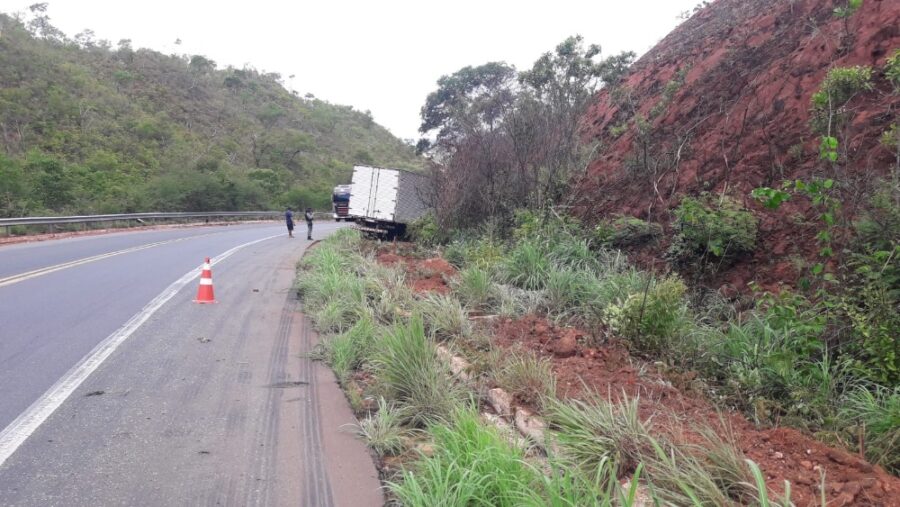 Mais um acidente na descida da Serra Santa Marta, BR-135; motorista perde controle e caminhão sai da pista