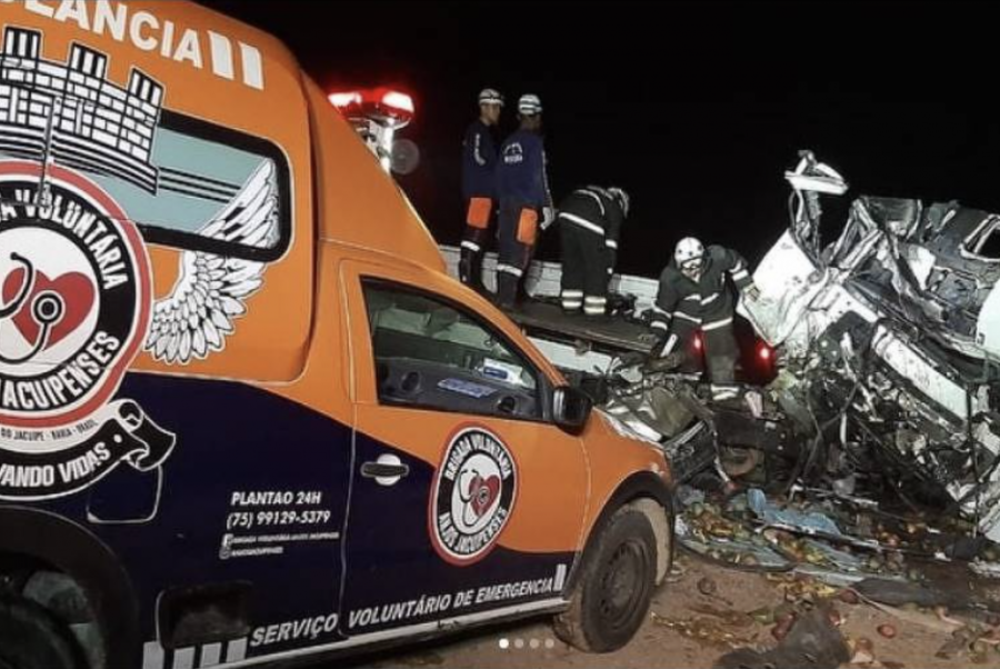 Tragédia: acidente entre caminhão e ônibus deixa ao menos 24 mortos na Bahia