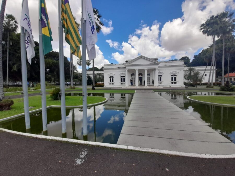 Prédios públicos serão obrigados a hastear as Bandeiras do Piauí e do Brasil
