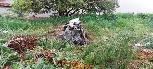 Carro pega fogo após descer ribanceira em Floriano; motorista ficou ferido