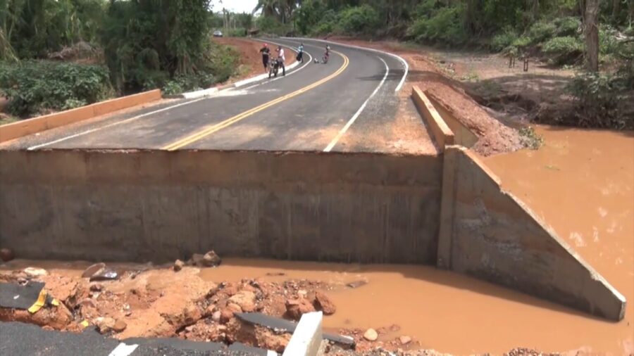 Trecho de rodovia é destruído após fortes chuvas no Sul do Piauí