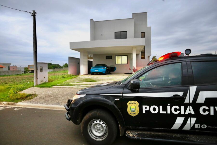 Polícia apreende carros de luxo e prende suspeito de divulgar "jogo de azar" na internet