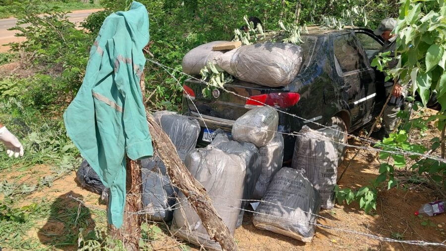 Motorista sofre acidente e abandona carro cheio de sacas de maconha no Sul do Piauí
