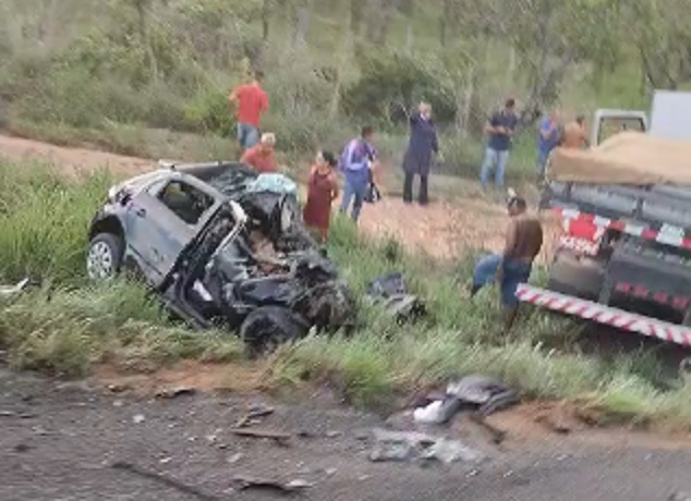 Motorista morre em colisão frontal com caminhão e corpo fica preso às ferragens no Piauí