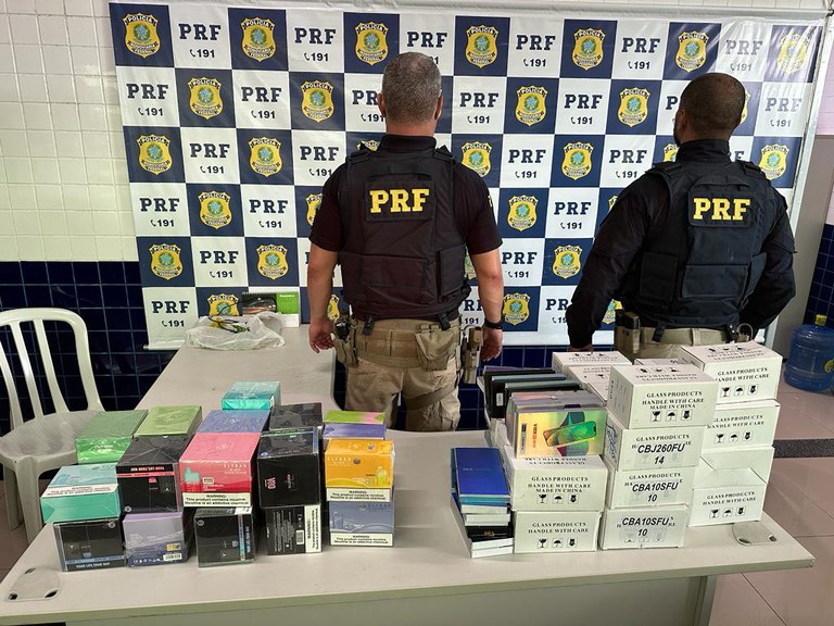 120 cigarros eletrônicos e 424 telas de celulares sem nota fiscal são apreendidos pela PRF no Sul do PI