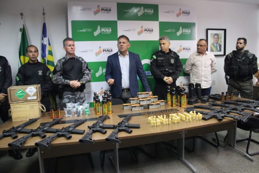 Secretaria da Justiça entrega fuzis e munições à Polícia Penal do Piauí