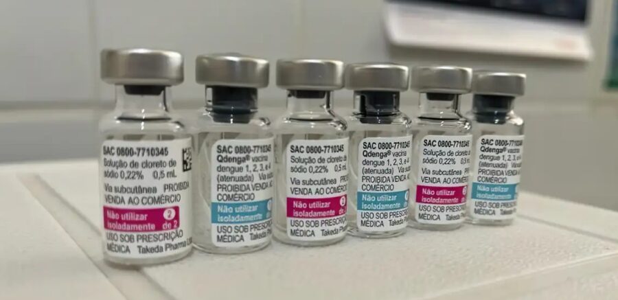 Primeiras doses da vacina do SUS contra dengue chegam ao Brasil