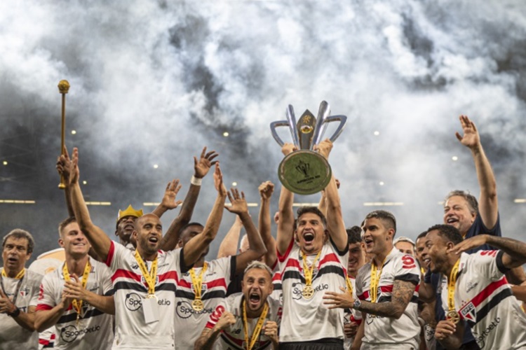 Rafael pega dois pênaltis, São Paulo bate o Palmeiras e conquista a Supercopa Rei
