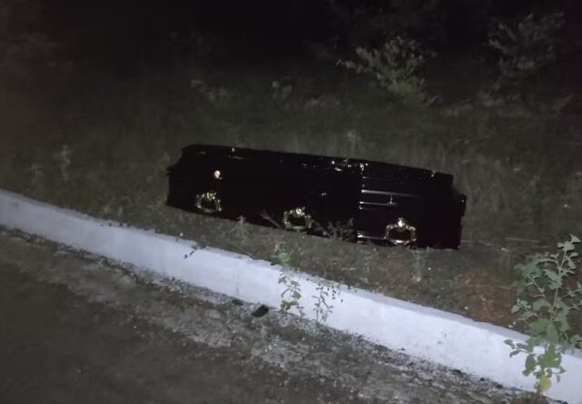 Carro funerário capota após colisão e caixão vai parar no acostamento no sul do Piauí