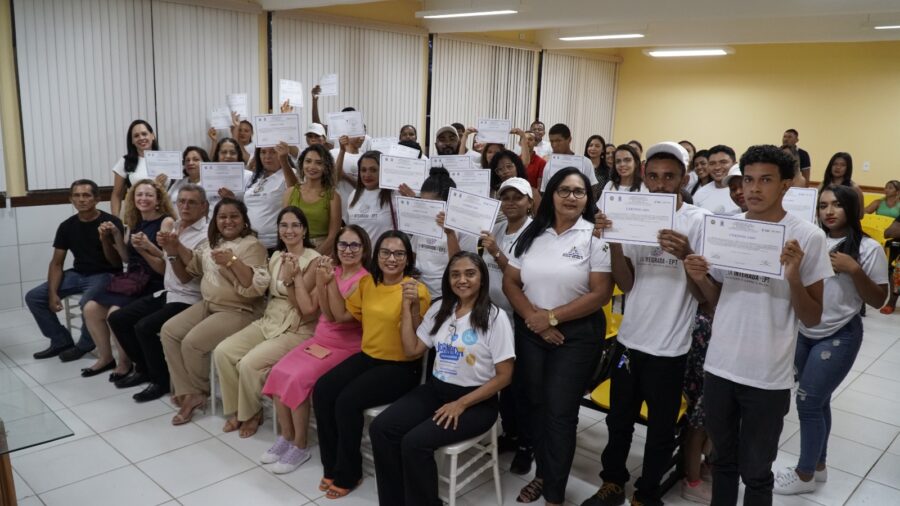 Educação de Bom Jesus celebra conclusão do Curso com entrega de Certificados aos alunos do EJA