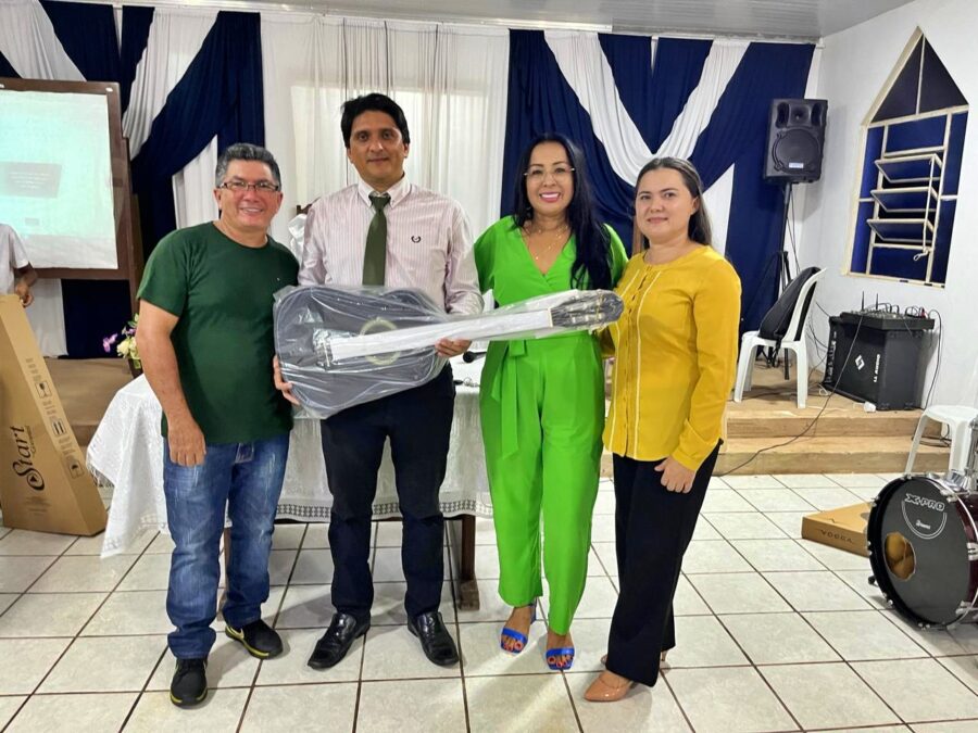 Pais de Whindersson Nunes doam 10 violões para Projeto de música da Igreja Batista em Palmeira do Piauí