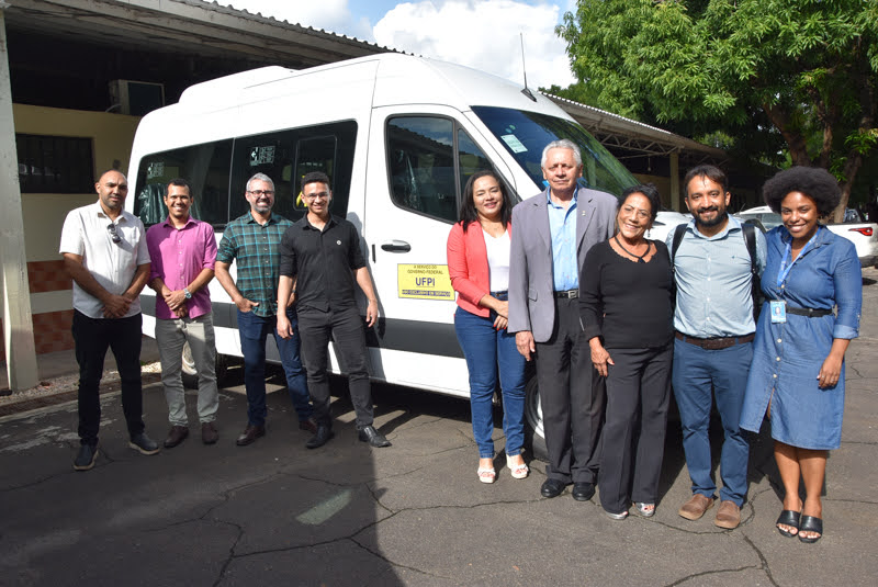 Vans adaptadas para pessoas com deficiência são entregues para campi de Bom Jesus, Teresina, Picos e Floriano