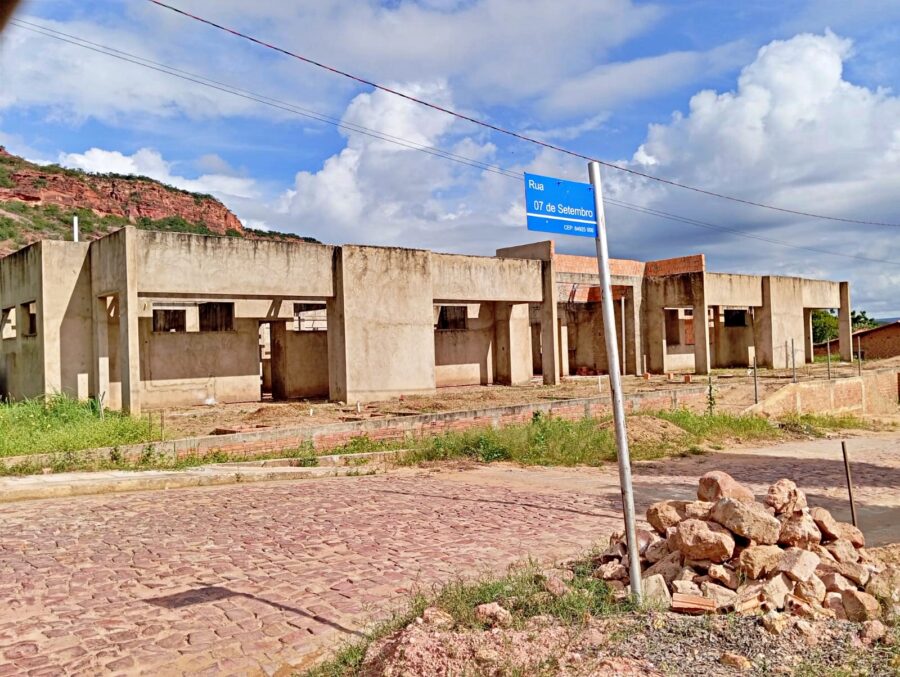 Obra da Creche Municipal de Palmeira do Piauí se arrasta por 8 anos; (mais de R$ 3 milhões)