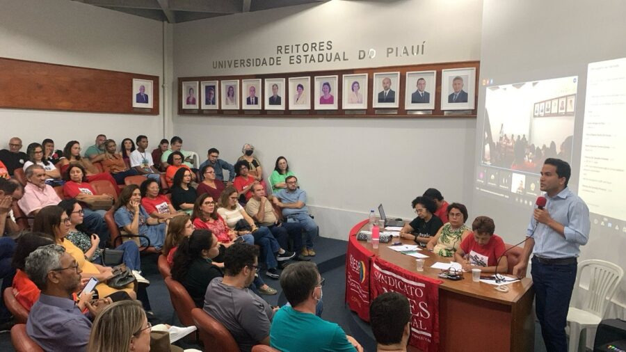 Professores da Uespi encerram greve, após acordo de reajuste e garantia de devolução de salários cortados