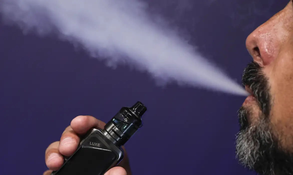 Jovem morre eletrocutado com vape eletrônico conectado à tomada em Bertolínia