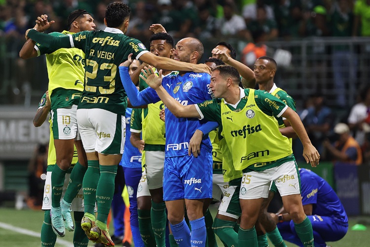 Palmeiras reage no Allianz de novo, supera Santos e conquista o tri do Paulistão