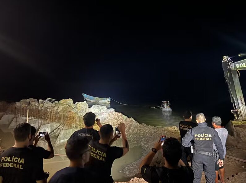 Barco encontrado no Pará com corpos chega à terra firme para início da perícia