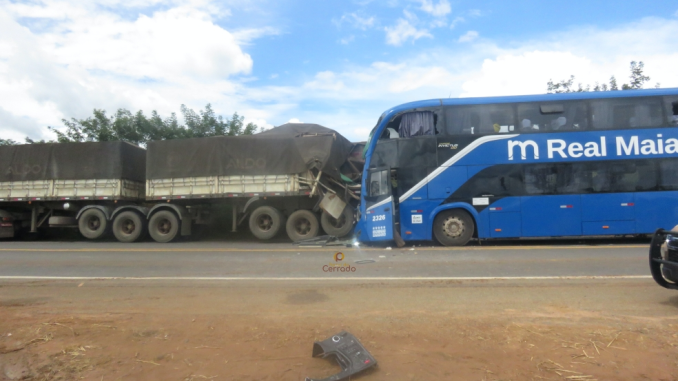 Colisão entre ônibus e carreta deixa feridos na BR-135 em Formosa do Rio Preto-BA