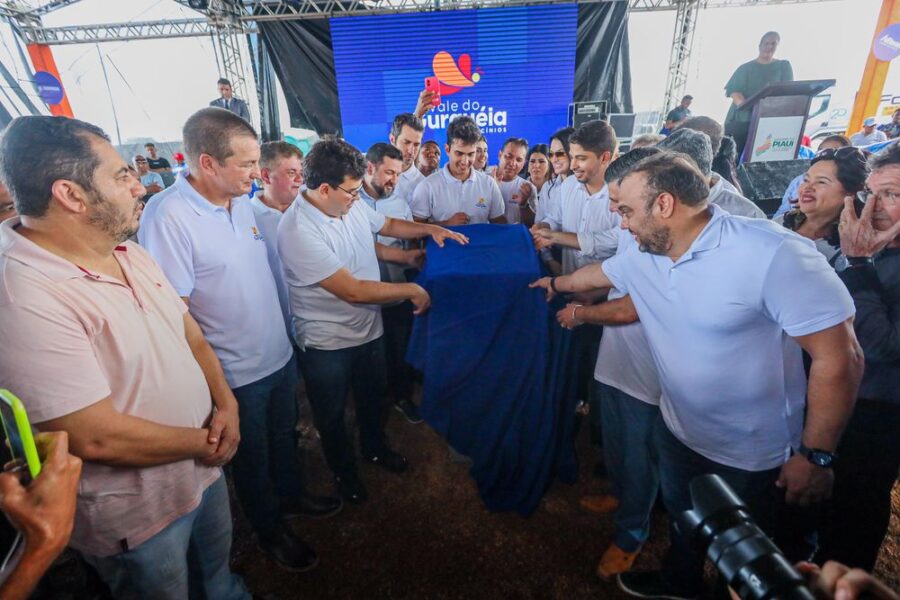 Governador participa do lançamento da pedra fundamental de laticínio em Cristino Castro, Sul do PI