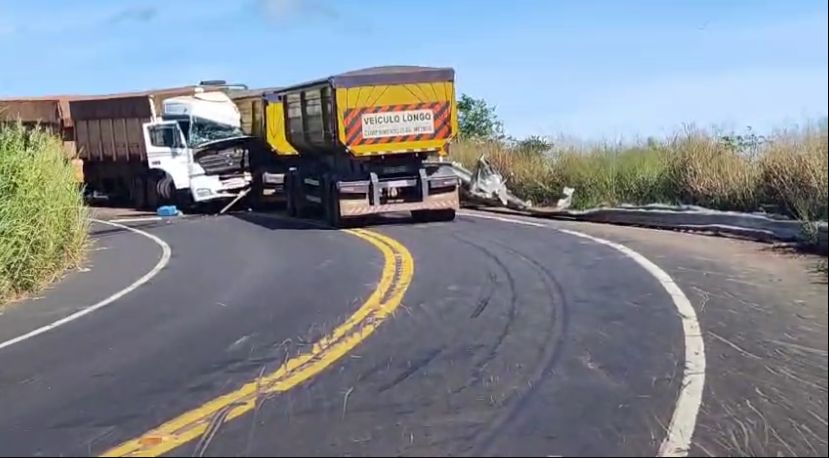 Carretas batem de frente no trecho conhecido como "curva da morte" na PI-247