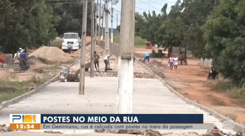 Rua é calçada com postes no meio da pista em Geminiano (PI); crianças estão sem acesso ao ônibus escolar