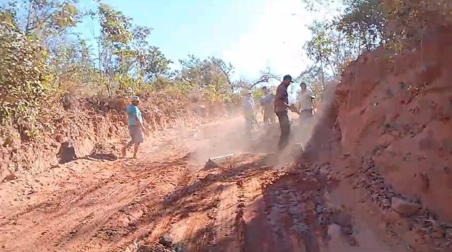 Moradores fazem mutirão para realizar obra em Ladeira na zona rural de Palmeira do Piauí; (vídeo)