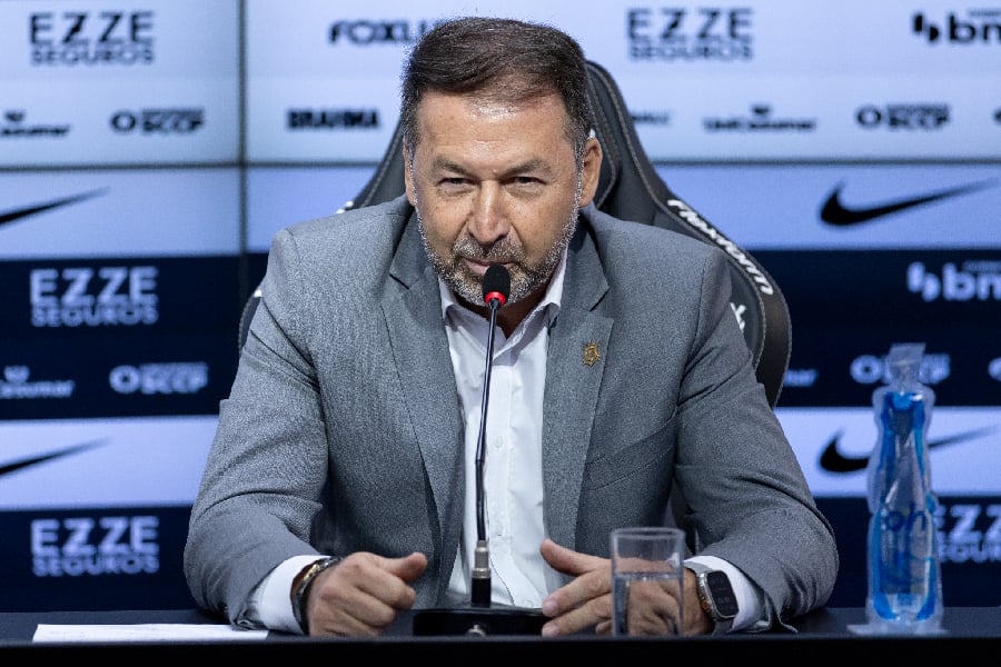 Augusto dispara contra oposição, diz 'quem tem culpa' em crise no Corinthians