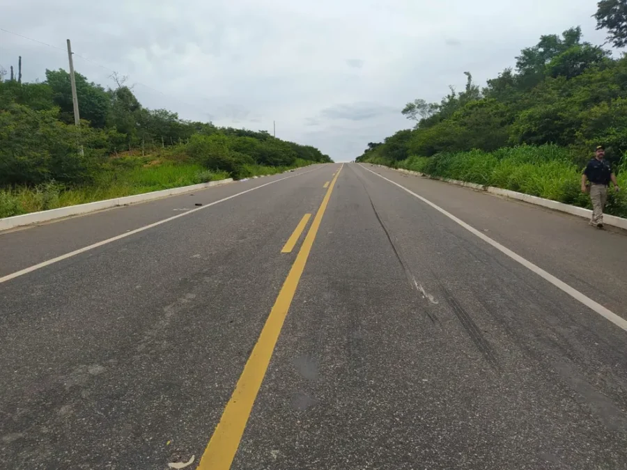 Mulher morre e seis pessoas ficam feridas em acidente com caminhão no PI; vítimas estavam no mesmo carro
