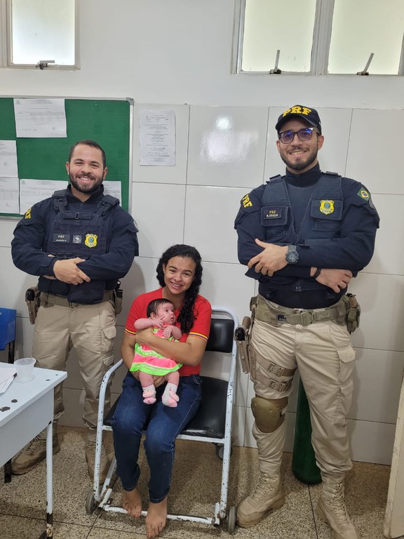 PRF no Piauí salva bebê de apenas 1 mês de idade em estado de asfixia por engasgo no Sul do PI