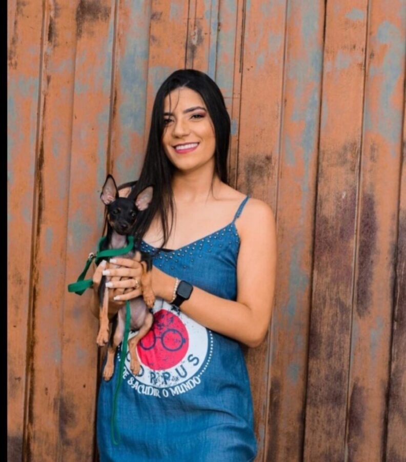 Assistente social desce de moto para resgatar cachorro e os dois morrem em acidente