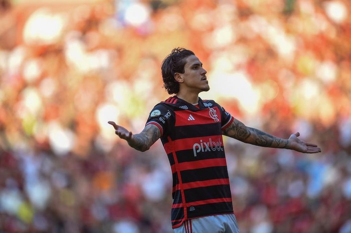 Flamengo vence o lanterna Atlético-GO e assume a liderança do Brasileirão