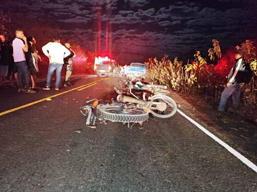 Uma pessoa morre após cinco motociclistas colidirem em carro parado na Rodovia PI-255 entre Curimatá e Avelino Lopes