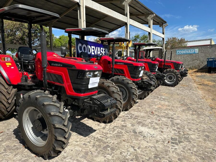 Codevasf entrega tratores e equipamentos a 14 municípios