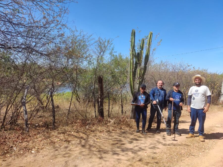 Cientistas fazem expedição e recolhem fragmentos que podem ser de meteorito que caiu no Piauí