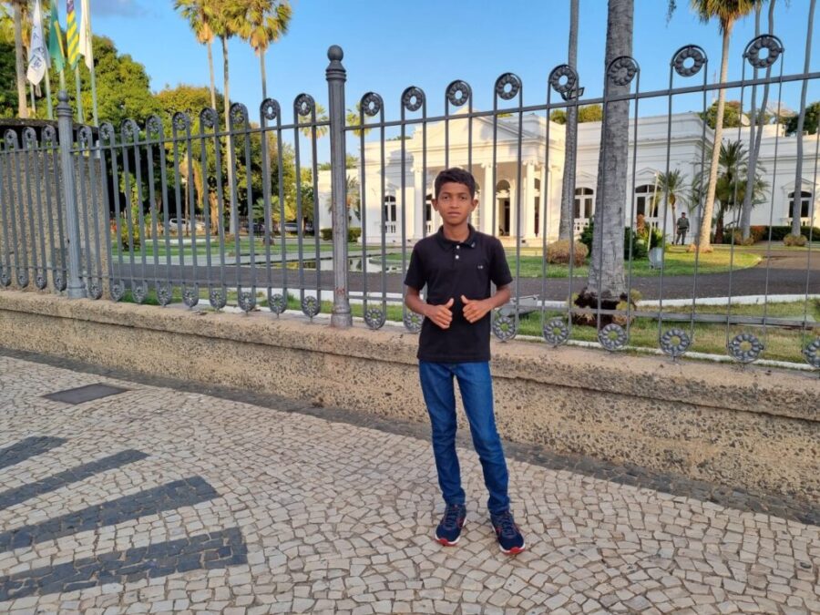 Depois de viralizar, atleta de 13 anos visita governador e recebe incentivo para treinos