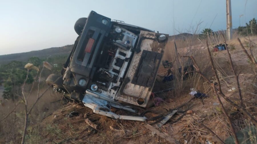 Passageiro morre e motorista fica gravemente ferido após carreta tombar no Piauí