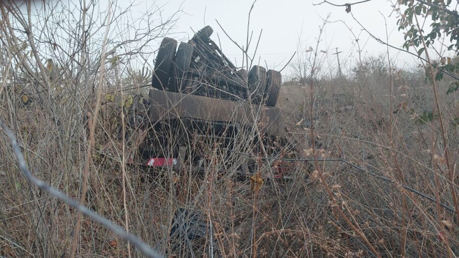 Passageiro morre e motorista fica gravemente ferido após carreta tombar no Piauí (Foto: PRF)