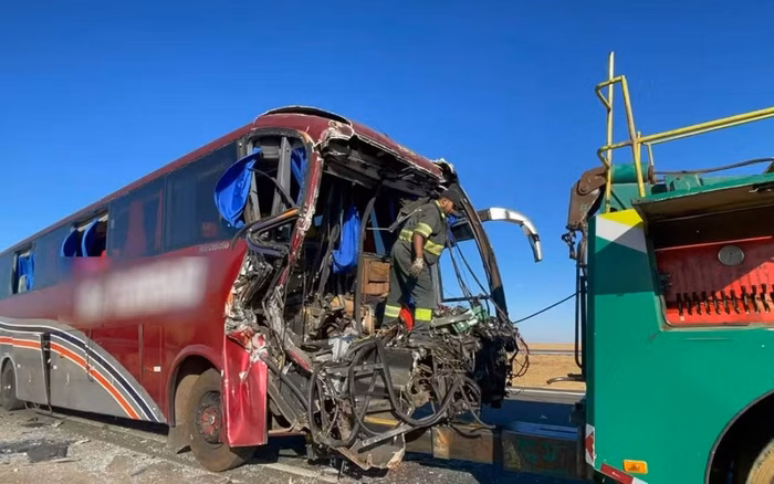 Acidente entre ônibus e caminhão em Goiás deixa dois piauienses mortos e 20 feridos