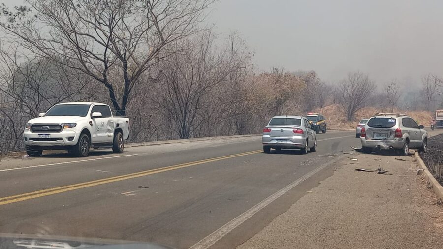 Fumaça de incêndio causa acidente entre dois carros na BR-343 no Sul do Piauí