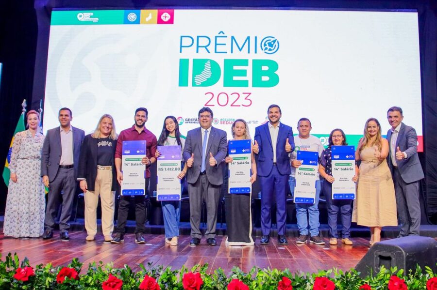 Governo do Estado premia em dinheiro alunos, professores e servidores das 50 melhores escolas do Piauí