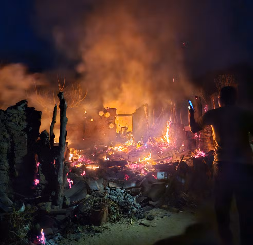 Casal de idosos se abriga debaixo de árvore após casa ser destruída por incêndio, na zona rural de Floriano